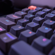 Ausschnitt einer schwarzen Tastatur mit leuchtenden Buchstaben