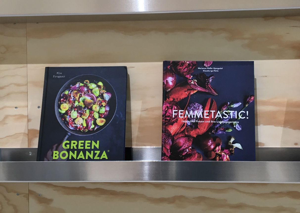 Bücherregal mit Green Bonanza und Femmetastic